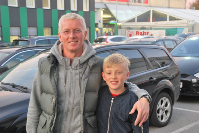 Michael und Papa Markus freuten sich auf das spannende Derby