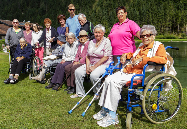 Die Senioren mit ihren BetreuerInnen beim Ausflug in Schwendt. | Foto: privat