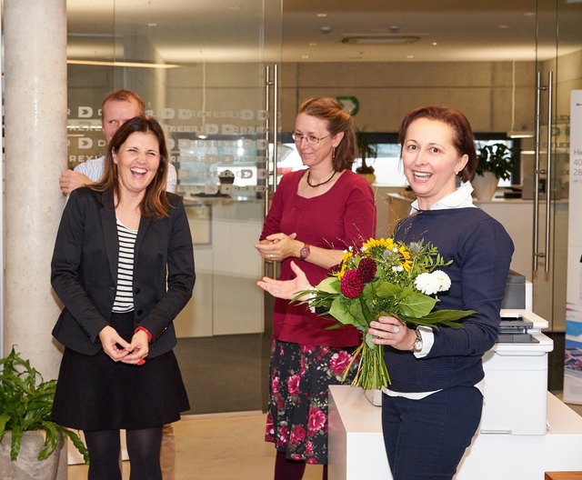 Karin Ronijak von der ARGE St. Ruprecht bedankt sich bei Sabine Drexler und der Vortragenden, Gabriele Brandhuber. | Foto: Markus Pichlbauer