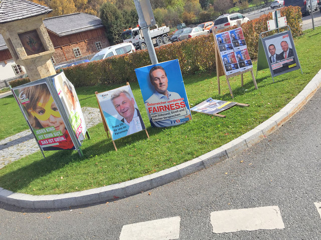 Das war die finale Wahlwerbungs-Offensive der wahlwerbenden Gruppierungen beim Kreisverkehr in Tamsweg. Ein Plakat lag am Boden; ein anderes (2. v. re.) war keiner wahlwerbenden Partei oder Liste zuzuordnen.