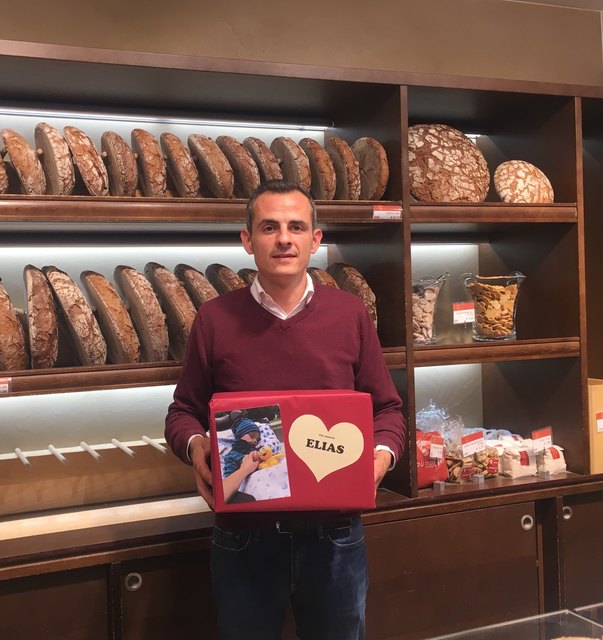 Florian Walter von der Bäckerei Taumberger mit einer der Spendenboxen für Elias | Foto: Privat