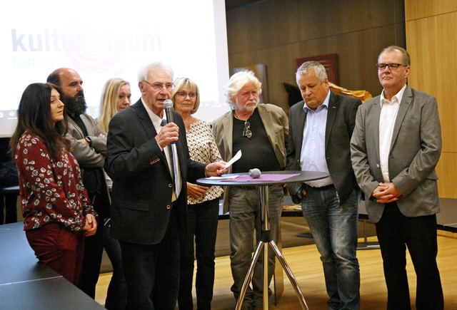 Anton Raffl, Obmann des Kulturraum Haiming-Ötztal hielt die Eröffnungsansprache, dahinter v.l.n.r. Barbara Volgger, Architekt Ferdinand Haslwanter, Michaela Ofner, Gertraud Kirschner, Werner Pienz, BGM Josef Leitner, Manfred Wegleiter