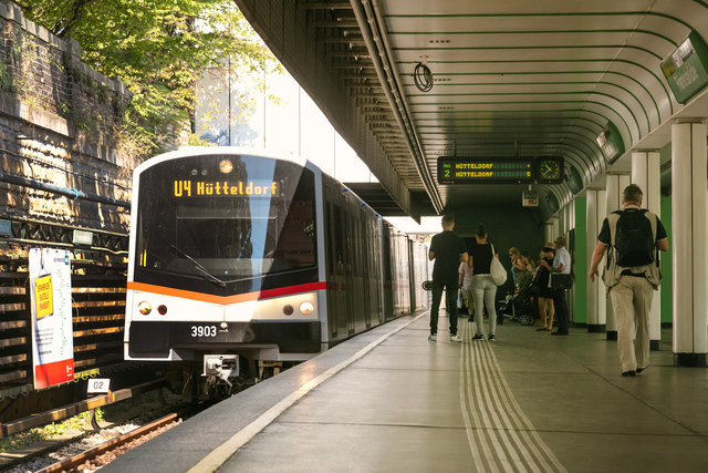 Station Friedensbrücke: Die Züge in Fahrtrichtung Hütteldorf halten nicht.