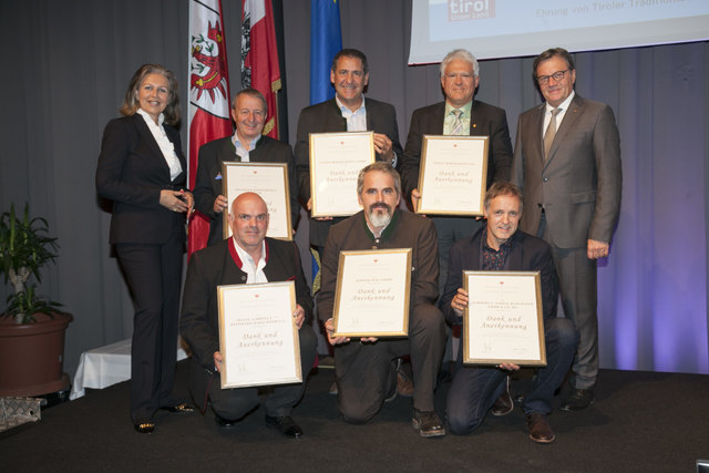 Wirtschaftslandesrätin Patrizia Zoller-Frischauf (li.) und LH Günther Platter (re.) mit den Ausgezeichneten aus dem Bezirk Landeck. | Foto: Land Tirol/Die Fotografen