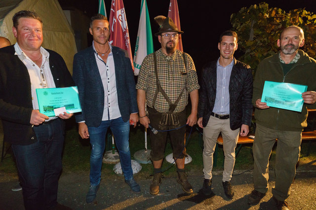 Daniel Steigl (2. vl.) und Dominik Schlener (2. vr.) organisierten unter anderem VIP-Tickets für die Verlosung.