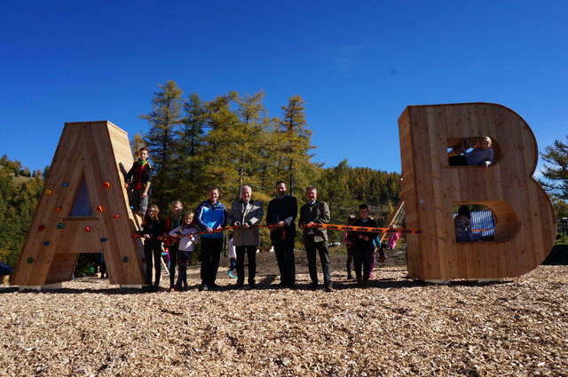 Bei der offziellen Banddurchtrennung von A nach B: Wolfgang Wild von Almholz, Landesrat Johann Seitinger, Aflenzer Bürgermeister Hubert Lenger und Günther Essenko von Naturerlebnis Bürgeralm