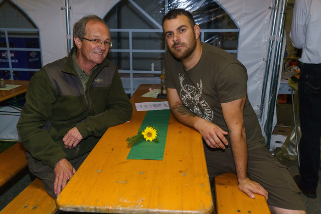 Hegeringleiter Karl Granitz und Philipp Perl dachten an ihren verstorbenen Kameraden.