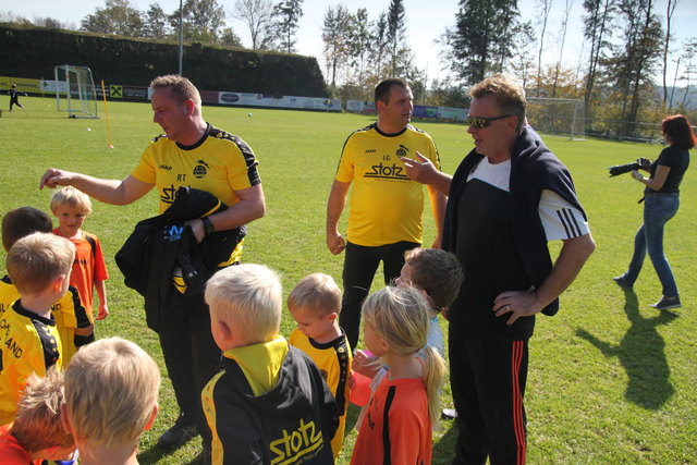 Jeder Spieler bekam seine persönliche Trainingsjacke