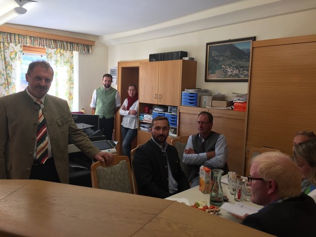 Die Wahlkommission in Lessach, links Bgm Peter Perner
