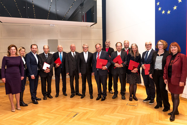 Von links: Vizebürgermeisterin Karin Hörzing, Stadträtin Doris Lang-Mayerhofer, Vizebürgermeister Bernhard Baier, Günther Kaar, Günther Holleis, Eduard Pesendorfer, Bürgermeister Klaus Luger, Rudolf Trauner, Christian Schrenk, Christian Steinbacher, Herbert Lippert, Generaldirektorin Stella Rollig, Gustav Pomberger, Stadträtin Eva Schobesberger und Stadträtin Regina Fechter. | Foto: Stadt Linz