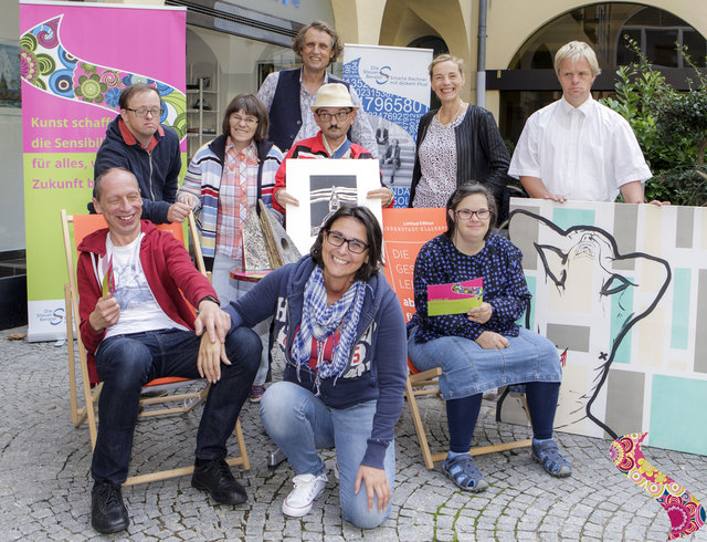 (c) 2017 - Die Steuerberater, Taxos, Online-Auktion, Vorbericht - Bild zeigt: Mitarbeiter der Kanzlei Die Steuerberater, Künstler und Verantwortliche der Diakonie.