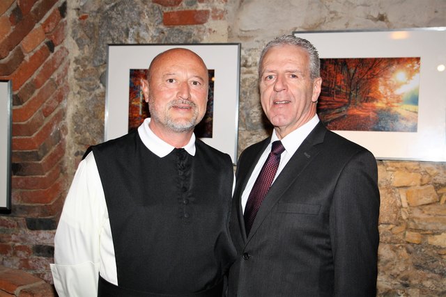 Der Prior vom Stift Rein Pater Martin (Clemens) Höfler mit Flughafendirektor Gerhard Widmann