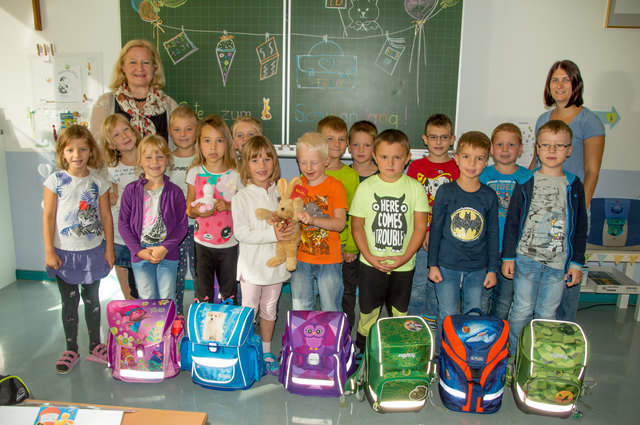 VS Königstetten, 1b: Der Hase "Felix" hilft den neuen 15 Schülern gleich zum Schulstart mit beiden Lehrerinne Elisabeth Morhardt und Daniela Praznik-Kern durchs erste Schuljahr spielend und lernend zu kommen.