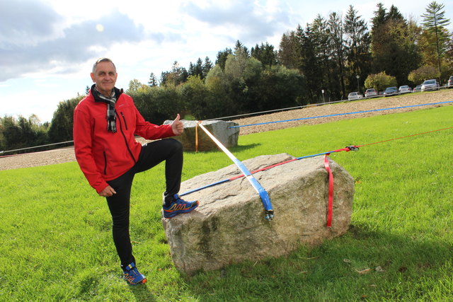 Günter Streicher bei den Slacklines am Schärdinger Skaterpark. Alle sechs Slacklines stehen nun wieder zur Verfügung.