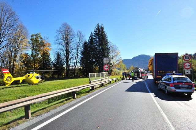 Notarzthubschrauber und Rettungsdienst am Unglücksort in Ellmau. | Foto: ZOOM.TIROL