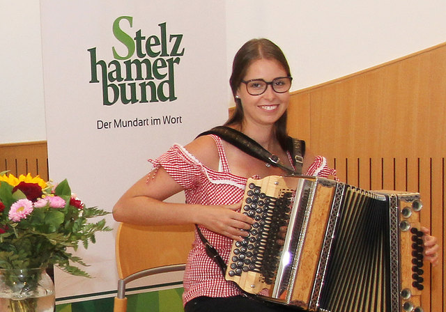 Sabine Saminger aus Schwertberg begleitet den Abend mit ihrer diatonischen Harmonika