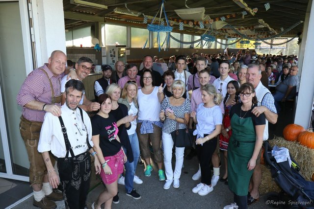 Der Sportverein USV Raika Immobilien Dräxler Pressbaum und seine Helfer hatten am gut besuchten Oktoberfest  alle Hände voll zu tun.
