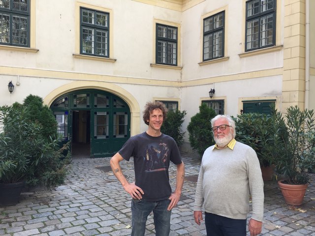 Im wunderschönen und nach wie vor gelben Innenhof: Bildhauer Josef Uiberlacher (l.) und Baumeister Eberhard Szüts.