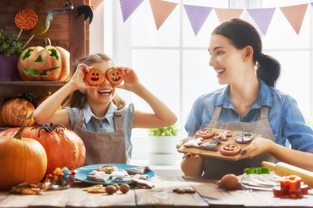 Zu Halloween gehören zuckersüße Naschereien für viele Kinder einfach dazu. | Foto: Konstantin Yuganov / Fotolia