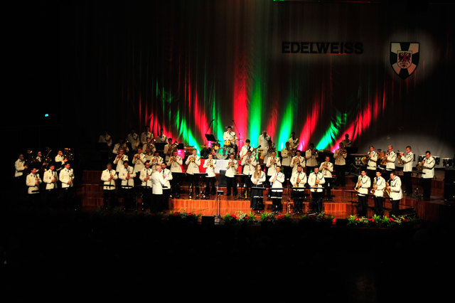 In weißer Galauniform: So wird die Militärmusik Tirol auch am Samstag bei der Blasmusikfaszination auftreten. | Foto: Hörl