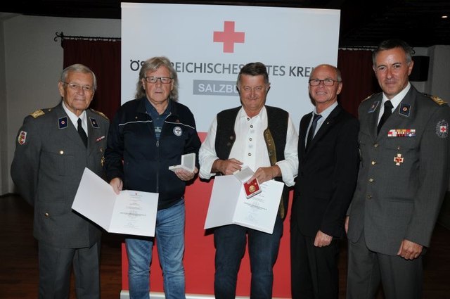 Alexander Böhm (Vizepräsident des Salzburger Roten Kreuzes), die beiden Geehrten Erwin Schrott (Saalfelden) und Heinrich Wallner (Piesendorf), sowie LH-Stv. Dr. Christian Stöckl und Ing. Anton Holzer, Leiter des Blutspendedienstes. | Foto: Rotes Kreuz Salzburg