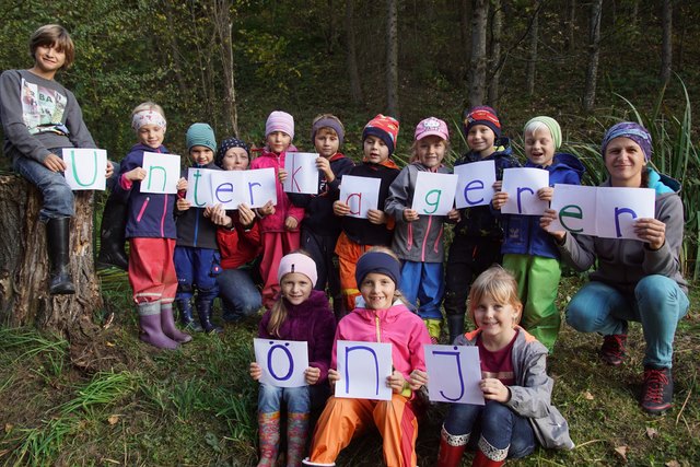 Die Kindergruppe der ehemaligen önj Kasten präsentiert sich bei der Auftaktaktion mit dem neuen Namen. Mit dabei die neuen Betreuerinnen der Kindergruppe Margit Lehner (4. v. l. hinten) und Regina Hofmann-Schietz (r.).