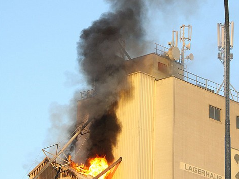 Schwierige Brandbekämpfung beim Lagerhaus in Matterbsurg