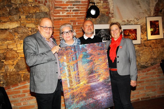 Pater Martin (Clemens) Höfler mit den Kalsdorfer Kommunalpolitikern Peter Tabor, Michaela Geiger und Karin Boandl-Haunold halten bildlich den Herbst in Händen