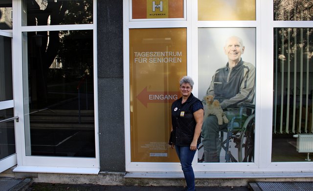 Ina Löffler vor dem Tageszentrum in Währing.