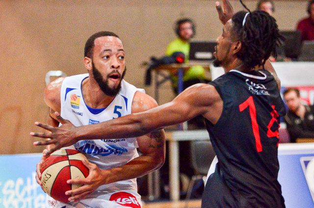 Louis Dabney (hier gegen Carlos Novas Mateo) war mit 35 Punkten bester Werfer der Oberwart Gunners. | Foto: Gunners/Wolfgang Steflitsch