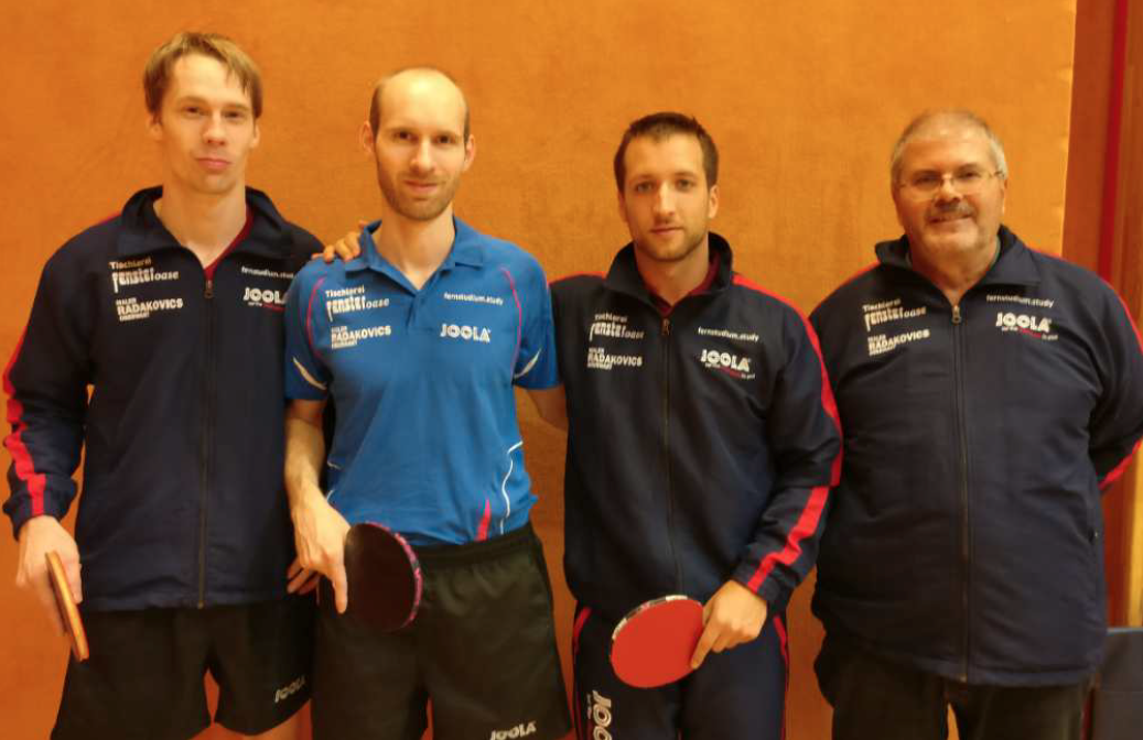 Dominik und Mathias Habesohn, sowie Victor Vajda (mit Obm. Franz Felber) holten den ersten Sieg für den UTTC Oberwart.