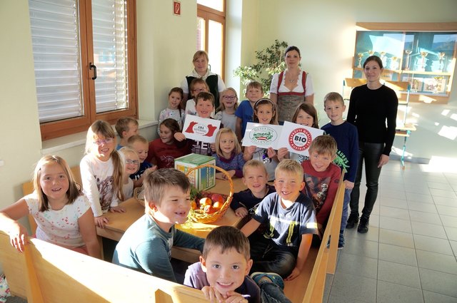 Die Bäuerinnen Heidi Schwarzenegger und Verena Windhaber besuchten die Erstklassler der Volksschule Langenwang. | Foto: Koidl