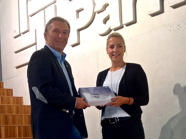 Unter allen besuchten Unternehmen verloste das AMS Weiz mit Geschäftsstellenleiter Günther Reitbauer
ein Tablet. | Foto: AMS Weiz
