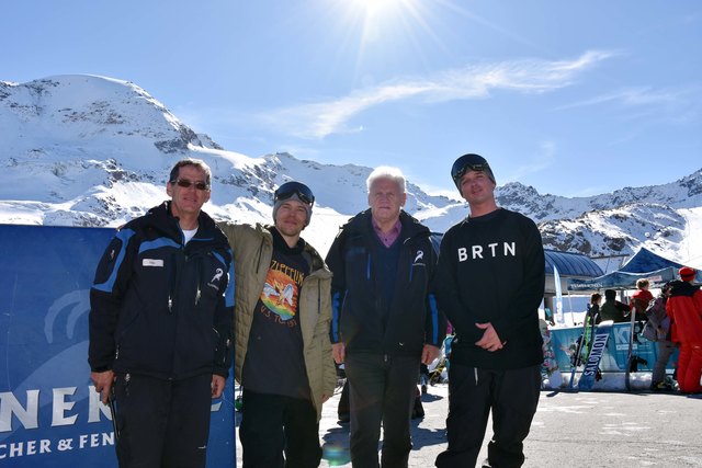 Franz Wackernell (Betriebsleiter Kaunertaler Gletscherbahnen), Roope Tonteri (Sieger des Snowboard-Contest aus Finnland), Eugen Larcher (Geschäftsführer Kaunertaler Gletscherbahnen) und Marko Grilc (Snowboardprofi aus Slowenien).