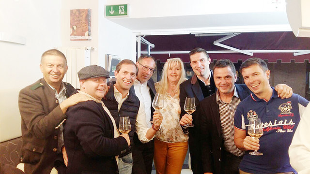 Ausgelassenes Feiern mit den freiheitlichen Parteifreunden: Christian Ragger (Dritter von links) zieht in den Nationalrat ein | Foto: KK