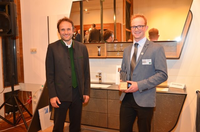 Günther Kamml von der Firma Leitz mit „Lokalmatador“ Markus Hamedinger aus St. Roman. Im Hintergrund ist sein Waschtisch mit Spiegelelement zu sehen, der die Besucher begeisterte und ihm den Publikumspreis – einen Golddukaten – sicherte. | Foto: Rudolf Aigner