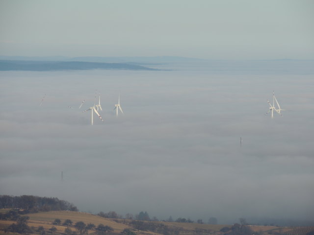 Windräder im Nebelmeer