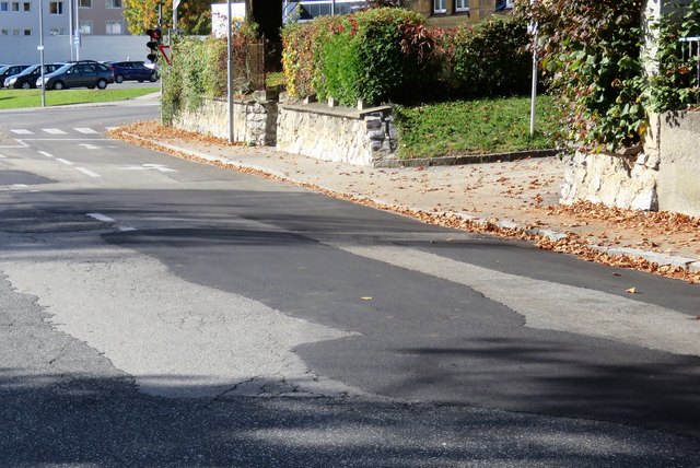 Jetzt kann man die Schlossgasse wieder ohne übermäßige Beanspruchung der Stoßdämpfer befahren.