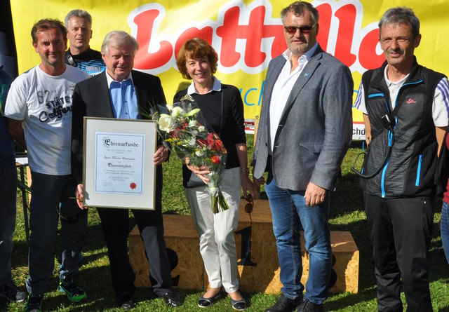 Das neue Ehrenmitglied Martin Unterrainer und Ulrike Kuppelwieser freuten sich über Gratulationen von GR Manfred Endstraßer, Bürgermeister Gerhard Obermüller und SV Erpfendorf-Obmann Hans-Peter Krepper. | Foto: Schwaiger