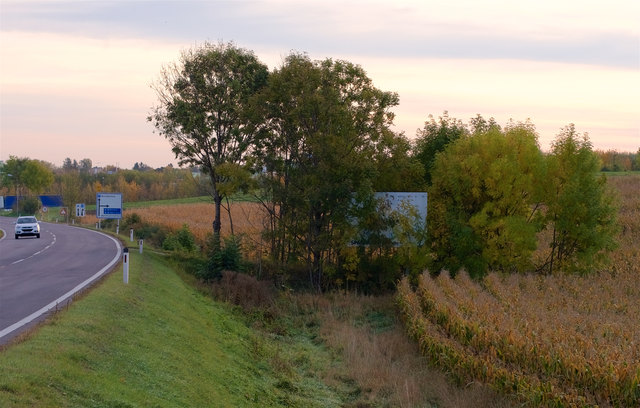Wer findet die Werbetafel für die Neunkirchner Unternehmen? Laut Bezirkshauptmannschaft dürfte sie schon längst nicht mehr da stehen. Einen geplanten Ersatzstandort gab es bereits.