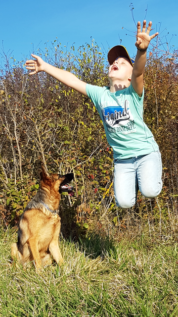 Nico Thaller, 7 Jahre, mit seiner Hündin Kora, Rohrbach bei Mattersburg