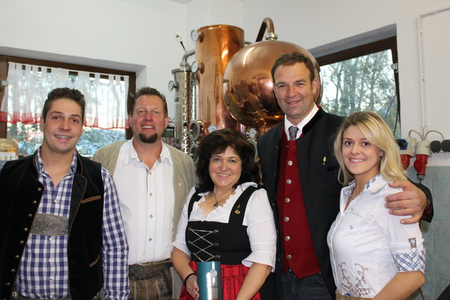 "Die Tiroler Brenn.Punkte 2017 waren sehr gut gelungen", freut sich Familie Bliem aus Langkampfen. Zu Besuch kam auch der Präsident der Edelbrandsommeliers Martin Fankhauser (2.v.re). | Foto: Bliem