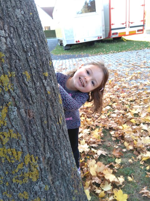 Patricia (3) geniesst den schönen Herbsttag