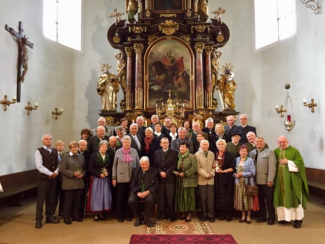 Der Jubiläumsgottesdienst fand am 8. Oktober in der katholischen Pfarrkirche statt. Hier die Paare, welches 40, 50, 55 und 60 Jahre Jubiläum feierten. | Foto: Kath. Kirche Bad Goisern