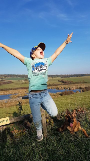 Nico Thaller, 7 Jahre, mit seiner Hündin Kora, Rohrbach b. Mattersburg