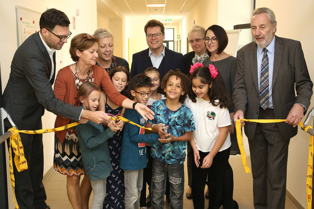 Feierliche Eröffnung des neuen Schulzubau in Volksschule Ada-Christen Gasse, mit Amtsführenden Bildungsstadtrat Jürgen Czernohorszky, Stadtschulratspräsidenten Heinrich Himmer, GF der Wien Holding Sigrid Oblak und BV-Stv. Josef Kaindl. | Foto: Votava