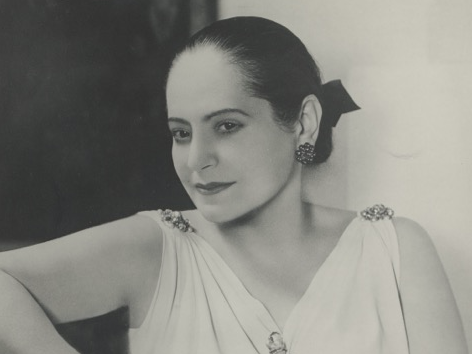 Helena Rubinstein in einem Kleid von Schiaprelli.