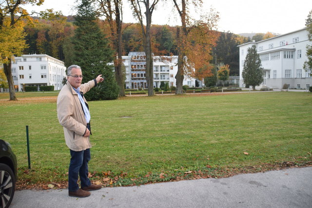 Historiker Christian Matzka präsentiert stolz das geschichtsträchtige Bau-Juwel, welches heute unter dem Namen "Seniorenresidenz Hoffmannpark" betrieben wird. | Foto: Foto: Huber
