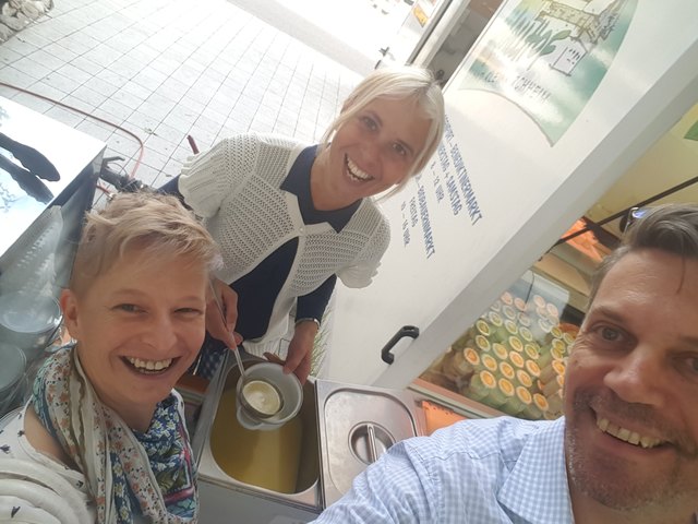 Astrid Kompan (li.) sieht sich alle Produzenten genau an, bevor sie sie auf Mei Marktl aufnimmt | Foto: KK/Kompan