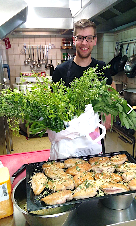 Chef Alexander Lintner kocht für seine Gäste auf.